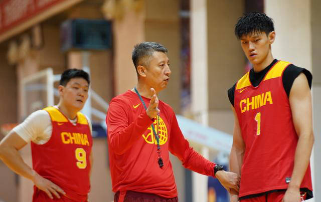 比赛现场球员配合默契，攻守俱佳